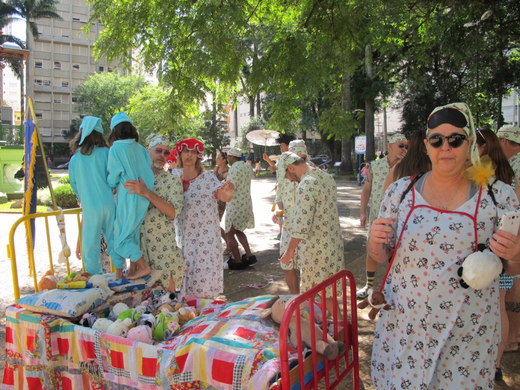Em sintonia com o tema "Acordei e fui", os Corruíras foram vestidos de pijama à praça Carlos Gomes (Foto José Pedro Martins)