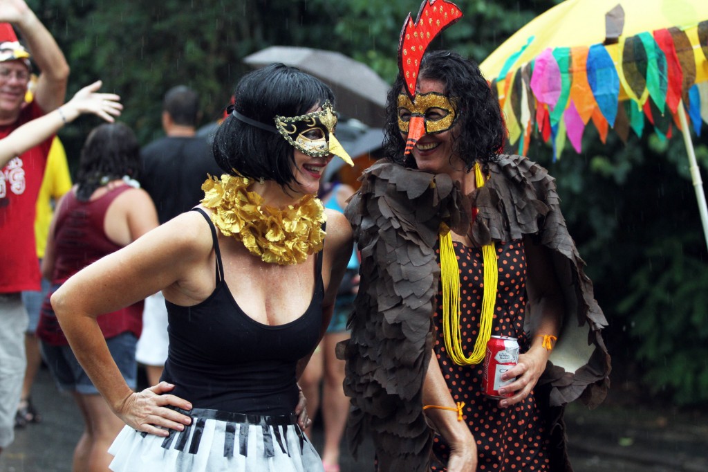 Máscaras que lembravam as de outro Carnaval molhado, o de Veneza (Foto Adriano Rosa)