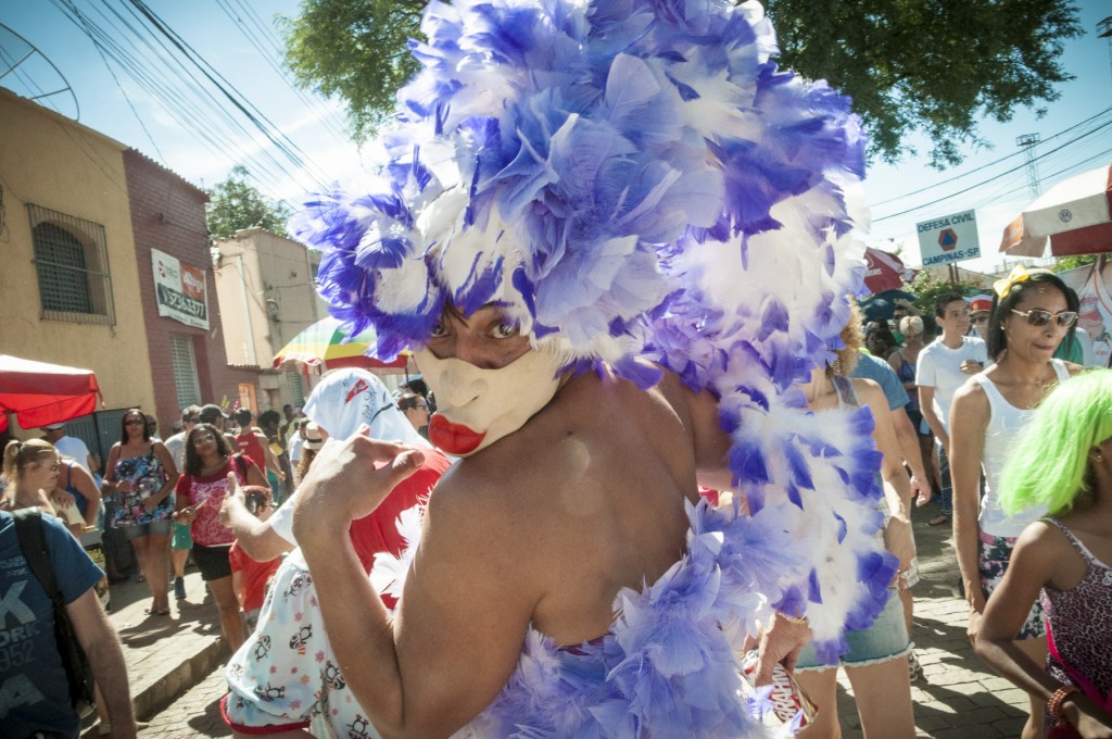 Máscaras, plumas e fantasias também foram parte da alegria do tradicional e típico Carnaval de bairro   Foto: Martinho Caires
