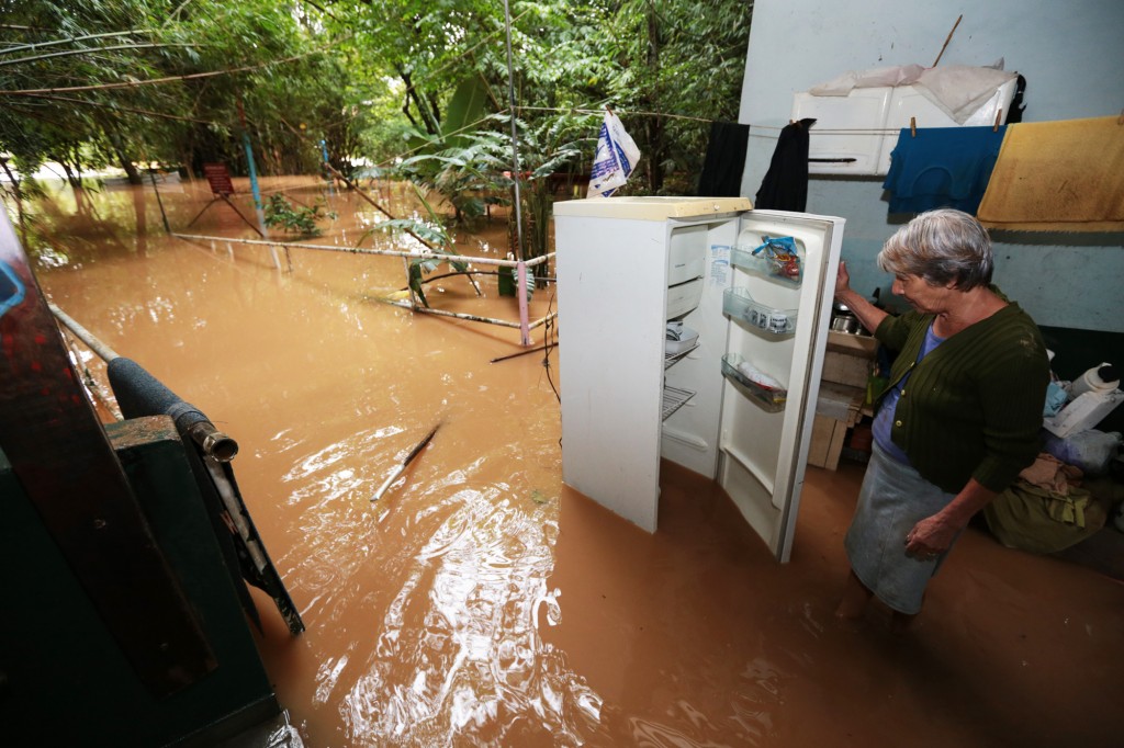 Casal que cuida do Clube de Remo perdeu muitos objetos com a enchente (Foto Adriano Rosa)