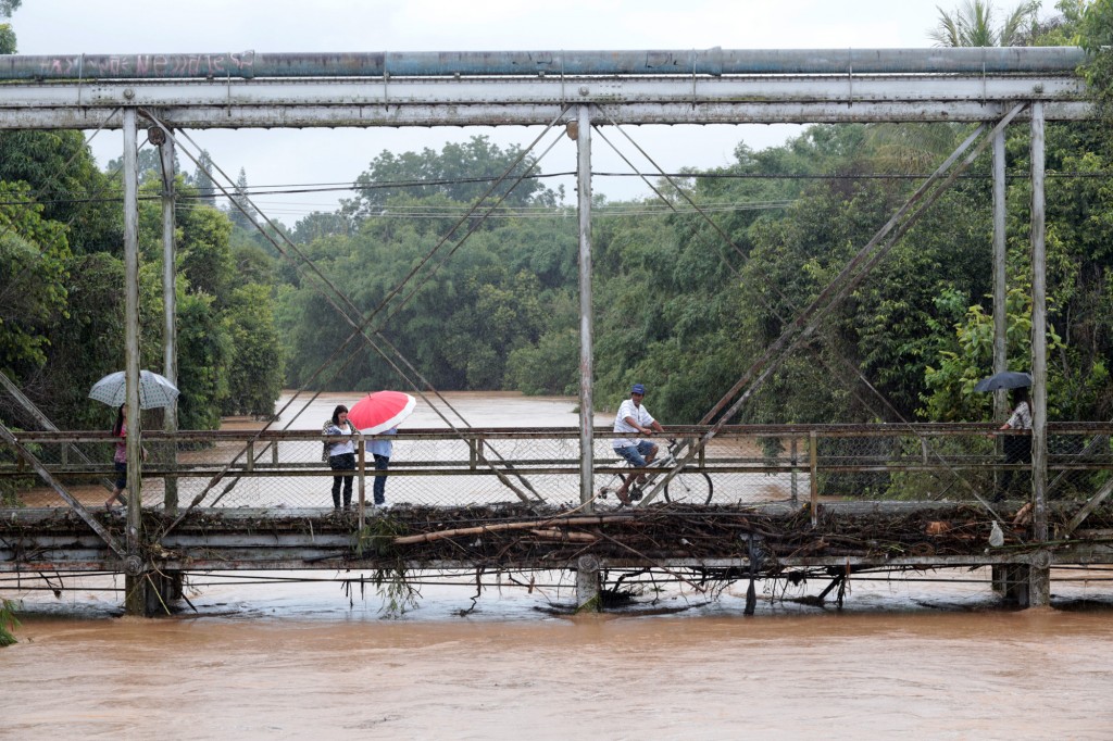 Moradores foram contemplar o rio Atibaia cheio, em cenário distinto do início de 2015 (Foto Adriano Rosa)