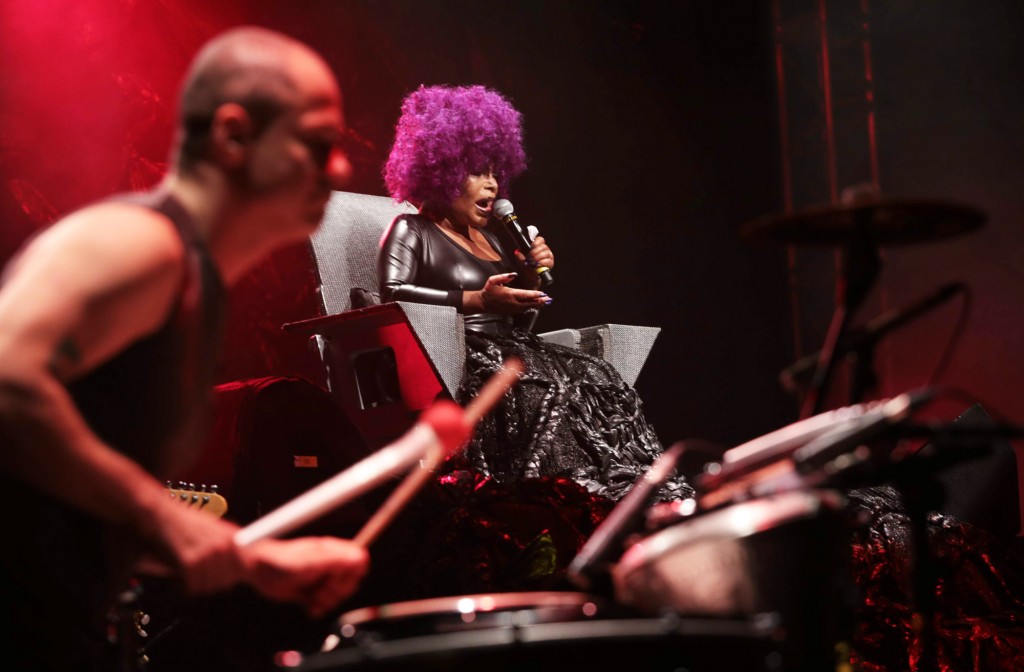 O músico Dalua fez a percussão do show de Elza Soares em Campinas  Foto: Adriano Rosa