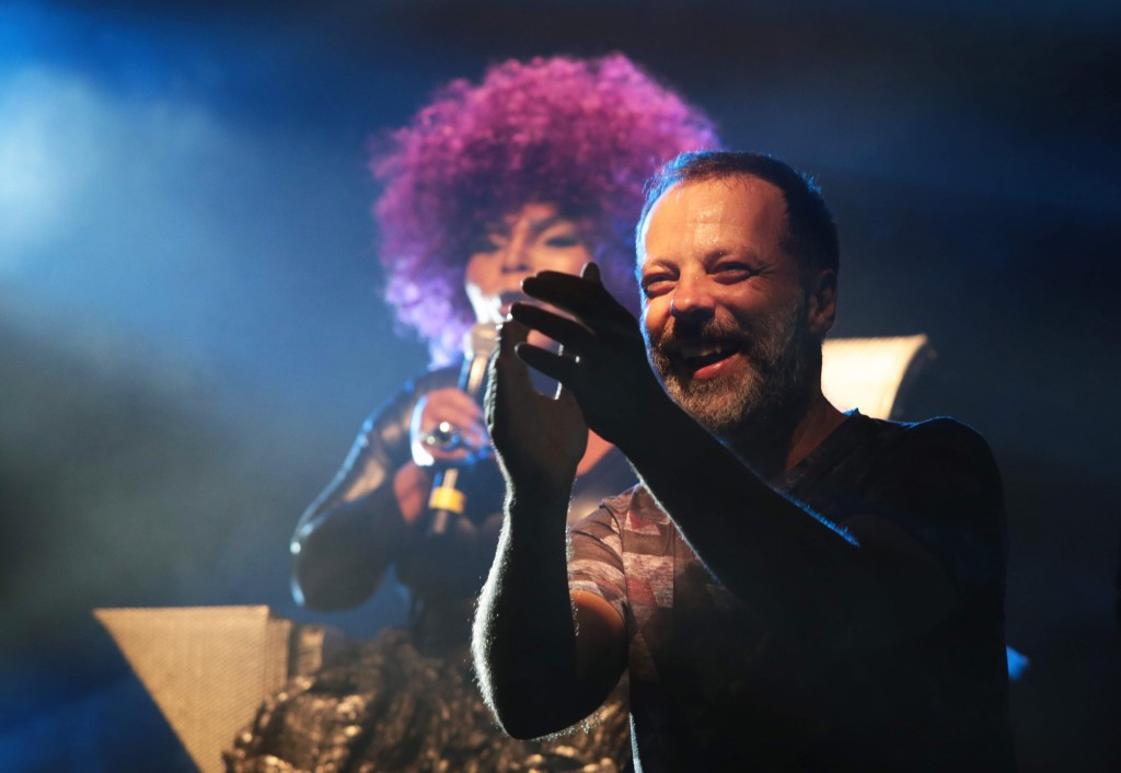 O músico Guilherme Kastrup faz a direção do espetáculo  Foto: Adriano Rosa 
