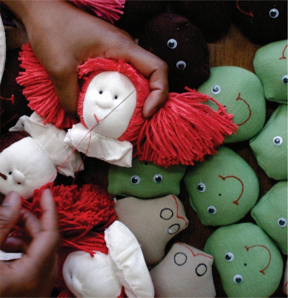 Produção artesanal de fantoches no Grupo Primavera (Foto Divulgação)