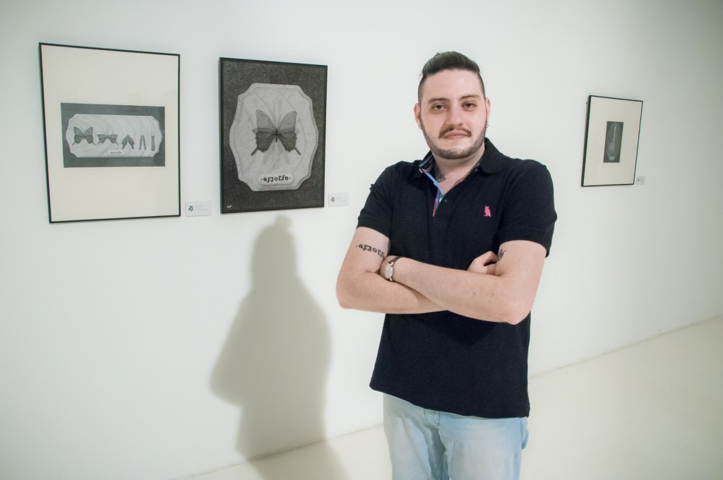 Jan M.O. e algumas de suas obras na mostra Amorfo (Foto Martinho Caires)