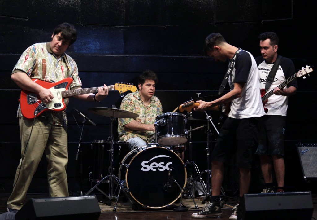 Lorenzo Surfer Joe passa o som com a The Dead Rocks no SESC-Piracicaba (Foto Adriano Rosa)