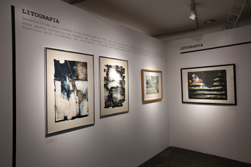A seção de Litografia, com "Desmapeamento", de Antonio Carlos Dumas Seixas, à direita (Foto Adriano Rosa)