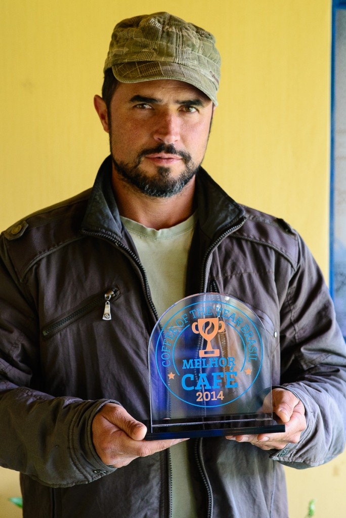 Clayton mostra o prêmio Coffee of the Year 2014, que ele recebeu também em 2015