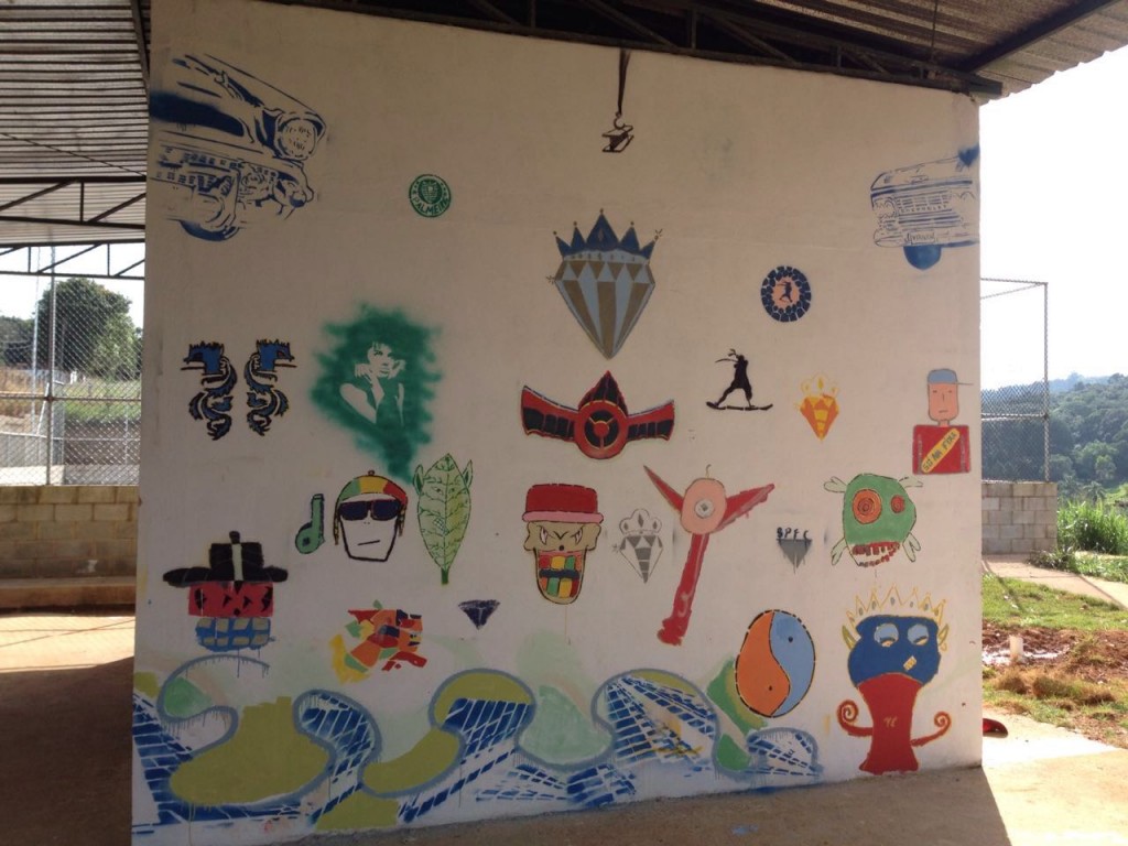 Na oficina de grafite, jovens coloriram o espaço multiuso (Foto Divulgação)
