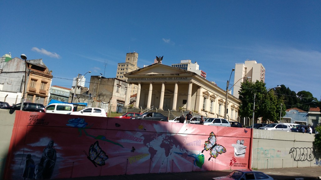 Hoje de manhã, 22 de maio, o mural de grafite concluído, com o prédio da Academia Campinense de Letras ao fundo: Fênix e borboletas como ícone de esperança e renovação (Foto José Pedro Martins)  