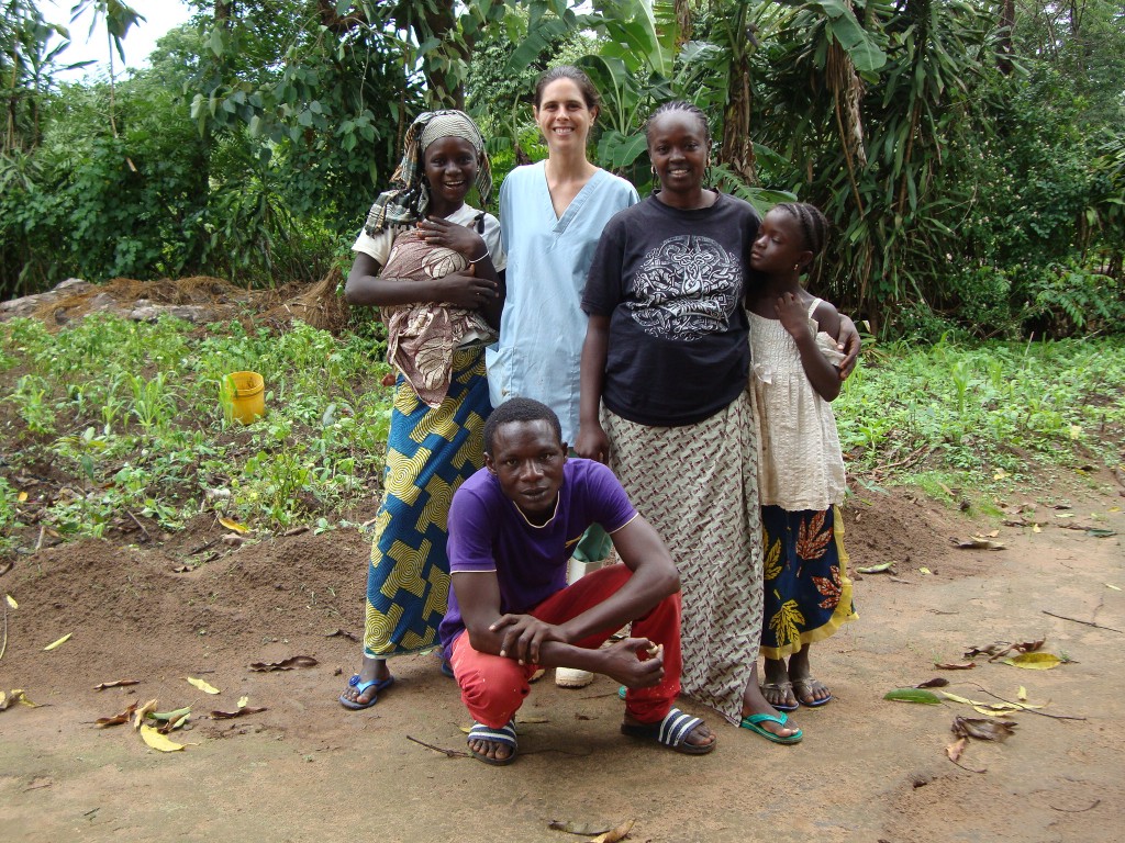 A médica com a família de Malik, na Guiné (Foto Arquivo Pessoal)