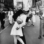 O famoso beijo que o marinheiro deu na enfermeira, no dia 14 de agosto de 1945, assim que soube do fim da II Guerra Mundial, nas ruas de Nova York, registrado pelo fotógrafo da Life Alfred Eisenstaedt