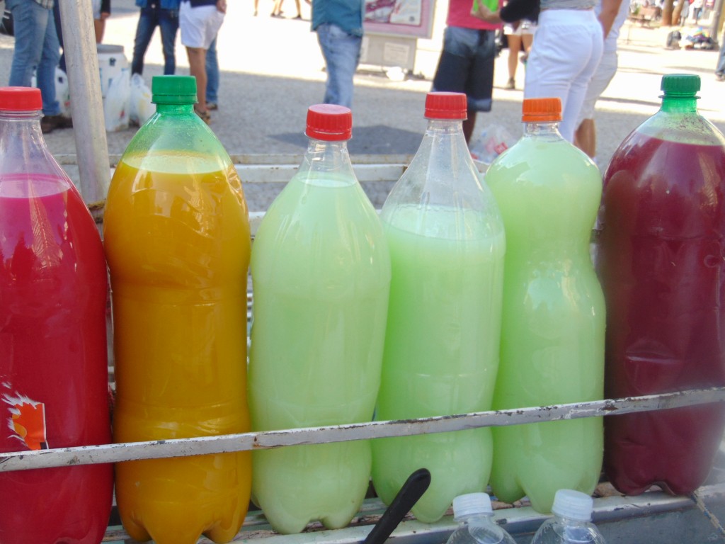 Bebidas também multicoloridas (Foto José Pedro Martins)