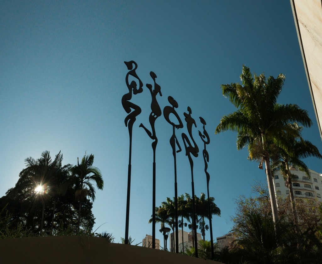 Os Epicuristas, escultura de Ricardo Cruzeiro instalada nos jardins do MACC (Foto Martinho Caires)