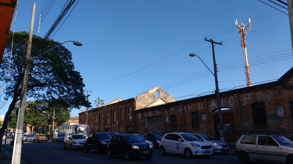 Muito prédios históricos na avenida Andrade Neves estão em situação precária (Foto José Pedro Martins)