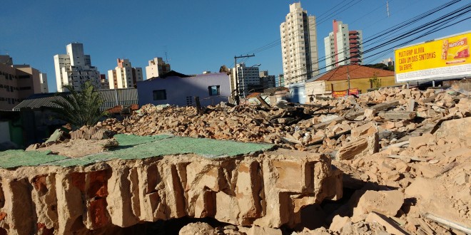 Demolição de casarão antigo expõe desafios para revitalização do patrimônio na Andrade Neves