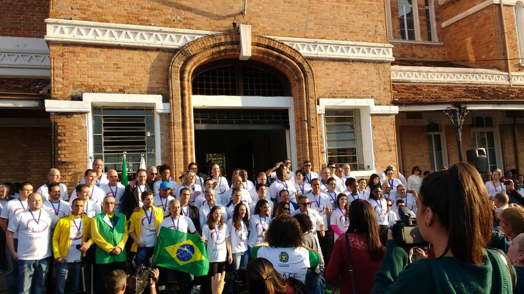 Grupo de atletas homenageados, antes do início do revezamento (Foto José Pedro Martins)