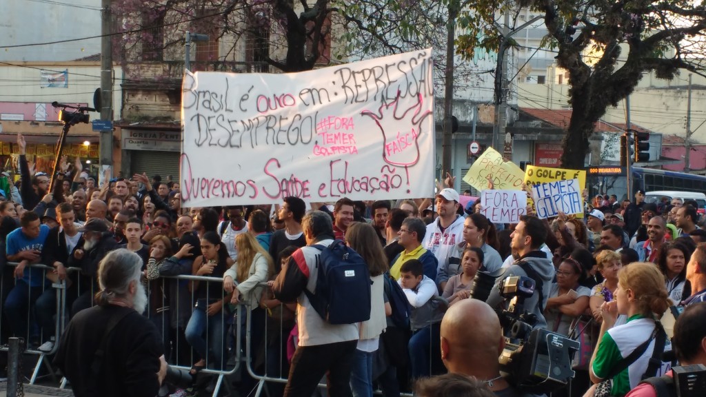 Vários grupos participaram do protesto na passagem da tocha olímpica em Campinas (Foto José Pedro Martins)