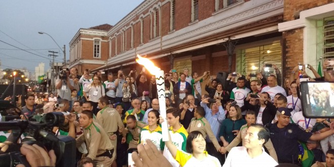 Celebração, homenagens e protestos marcam passagem da tocha olímpica em Campinas