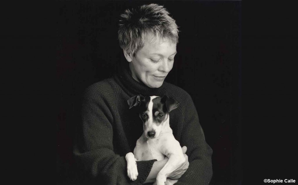 A cineasta, escritora e multiartista Laurie Anderson com sua terrier Lolabelle