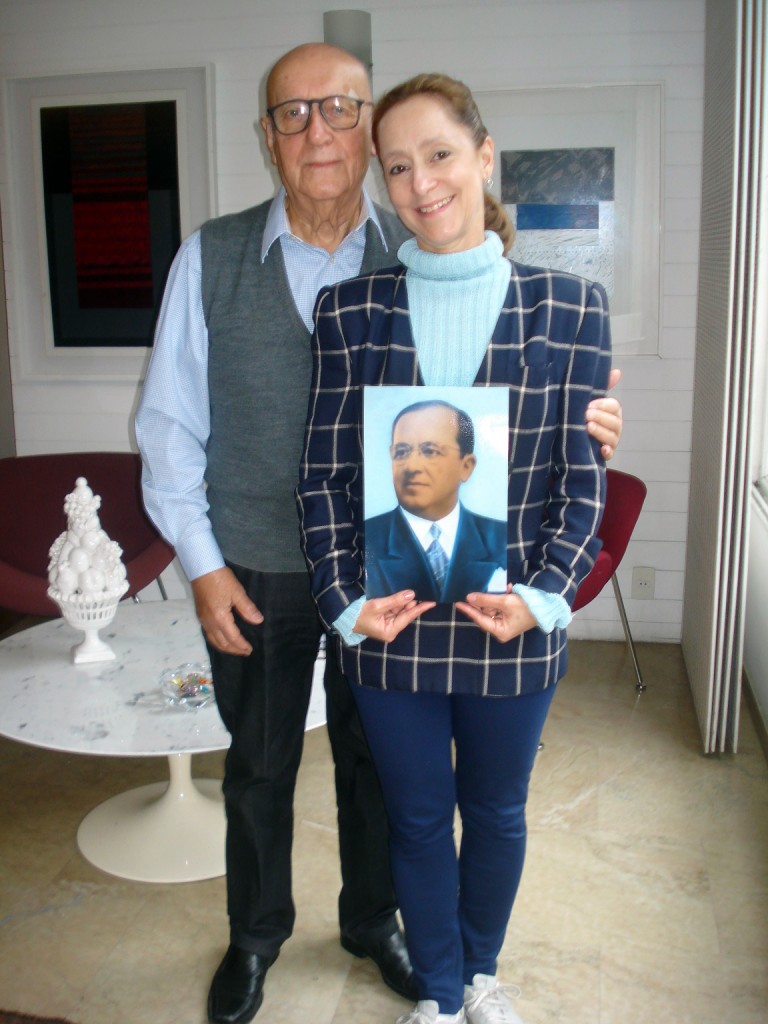 Ana Botafogo com o pai e a foto do avô, o fundador da CCP (Foto Divulgação)