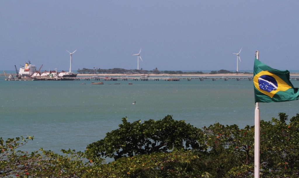 Porto do Mucuripe, um dos símbolos da energia eólica no Nordeste: energia sustentável em xeque? (Foto Adriano Rosa) 