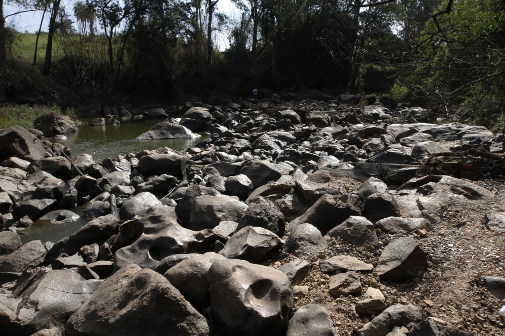 Rio Atibaia seco em janeiro de 2015: alerta em uma das regiões mais ricas do Brasil, pelo impacto das mudanças climáticas (Foto Adriano Rosa) 
