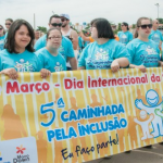 Caminhada pela Inclusão em 2016 mobilizou centenas de pessoas, também na praça Arautos da Paz (Foto Martinho Caires)