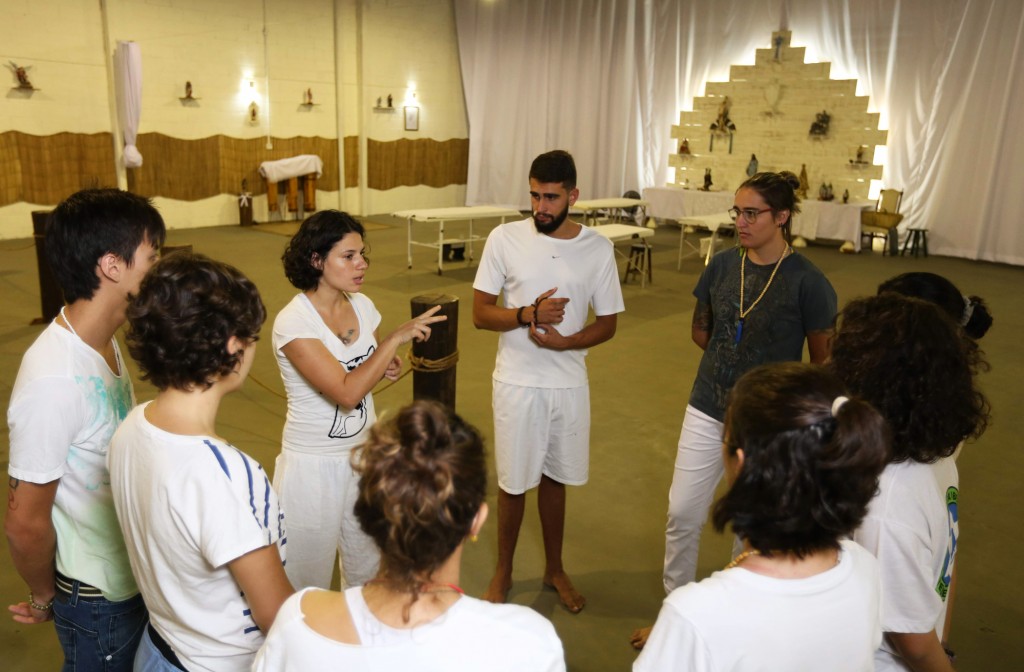 Equipe do reiki reunida antes do início do atendimento: afinação (Foto Adriano Rosa)