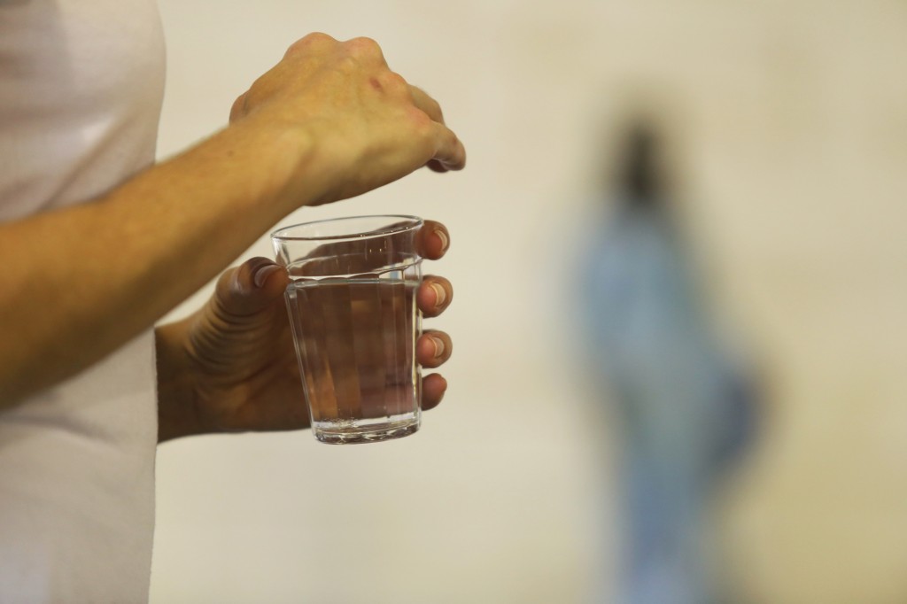 Na onipresença de Iemanjá, a água de beber encerra a sessão (Foto Adriano Rosa)