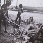 Indígenas presentes no I Encontro dos Povos Indígenas do Xingu, em Altamira, em 1989, reproduziram aspectos
de seu modo de vida do lado de fora do local onde o evento
 estava sendo realizado: a defesa das raízes da cultura brasileira  (Foto José Pedro Soares Martins)