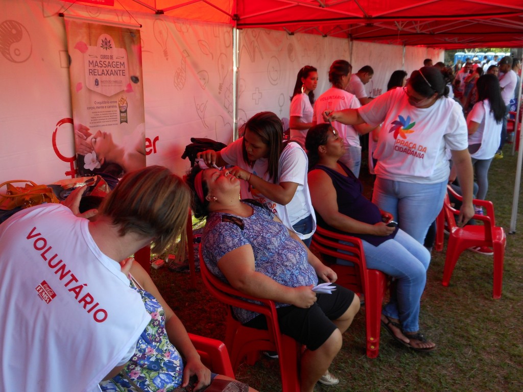 Voluntários atendem a comunidade (Foto Divulgação)