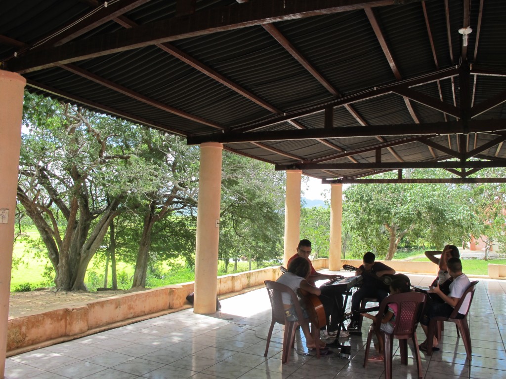 Aulas de música na varanda do casarão, durante o Projeto Ecomuseu de Maranguape (Foto José Pedro S.Martins)