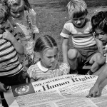 Crianças lendo a Declaração Universal dos Direitos Humanos (DUDH), pouco após sua adoção. (Foto: Arquivo da ONU, no site das Nações Unidas)