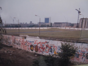 Muro de Berlim, em pé em setembro de 1988: um ano depois ele seria derrubado (Foto José Pedro Soares Martins)