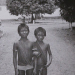 Crianças indígenas no I Encontro dos Povos Indígenas no Xingu,
em Altamira, 1989: começou aí o movimento contra Belo Monte. Será que novos projetos de hidrelétricas contemplam consulta a comunidades?
(Foto José Pedro Martins) ﻿