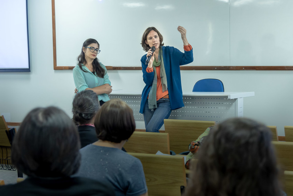 A jornalista e documentarista francesa no debate com os alunos (Foto Martinho Caires)