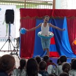 Crianças assistem Aqua Circus em escola (Foto Divulgação)
