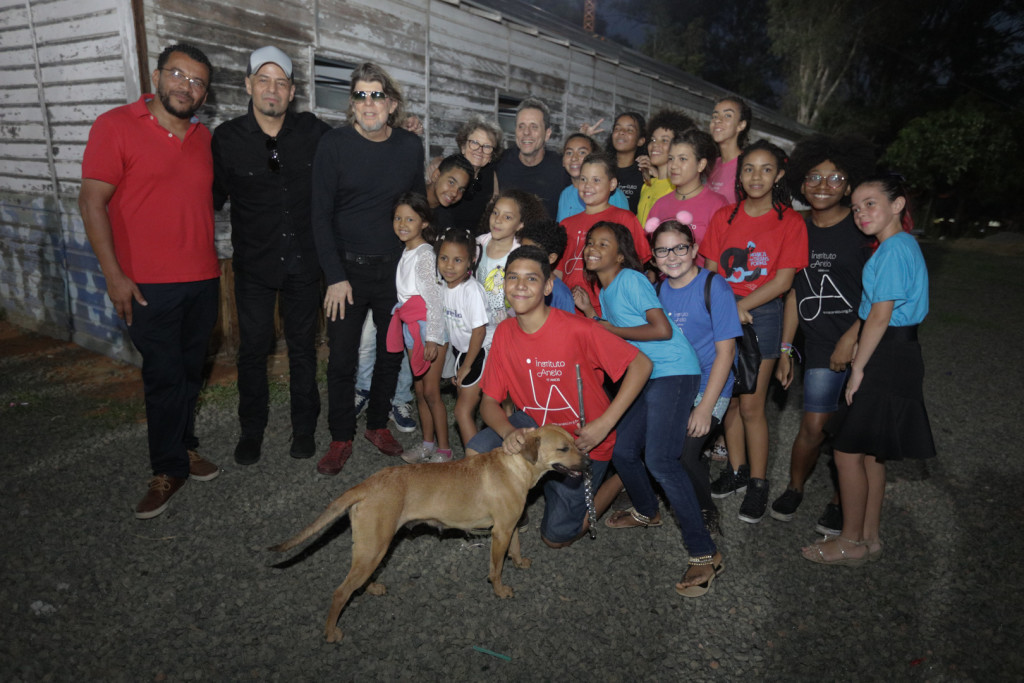 Luccas Soares, os Titãs e um grupo de alunos do Instituto Anelo (Foto Edis Cruz/Divulgação)