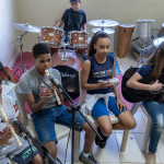 Grupo de jovens em oficina de música do Instituto Padre Haroldo (Foto Martinho Caires)