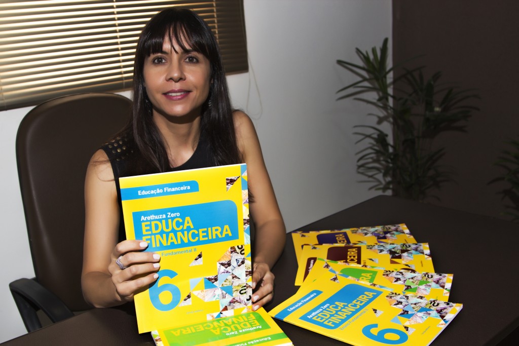 Arethuza e os livros que publicou sobre Educação Financeira para o Ensino Fundamental (Foto Acervo Pessoal)