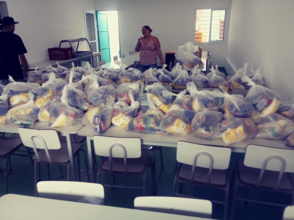 Alimentos doados pelo ISA e pelo Mesa Brasil SESC, distribuídos na semana passada (Foto Divulgação)