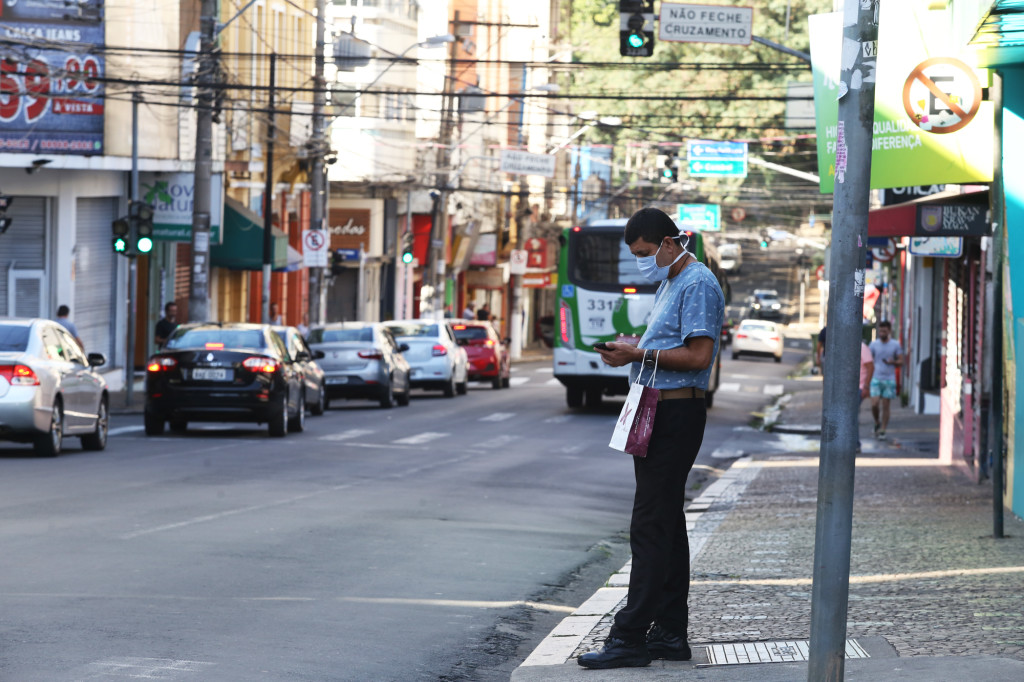Ruas ensaiam retorno à "normalidade", contra apelos pela continuidade do isolamento social (Foto Adriano Rosa)