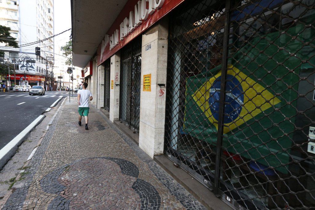 O Brasil confinado, pela pandemia e a crise política (Foto Adriano Rosa)