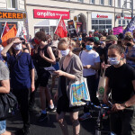 Manifestação antifascista em Berlim - todos com máscaras mas sem distância - Foto Newton Gmurczyk