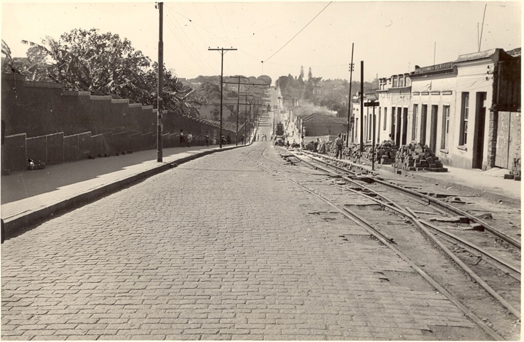 Rua Salles de Oliveira, na década de 1960, quando estavam sendo retirados os trilhos do bonde: via pública com paralelepípedo, compondo a memória histórica da Vila Industrial e de Campinas (Foto Acervo Museu da Imagem e do Som de Campinas Coleção Fotógrafo Gilberto de Biasi)