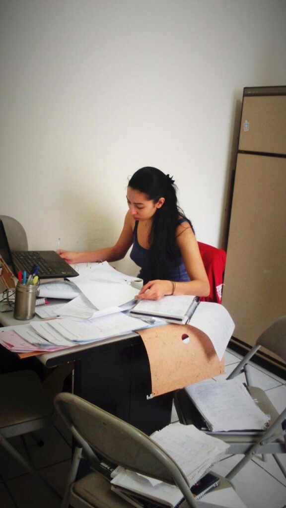 Ayla estudando para a Revalida (Foto Acervo Pessoal)