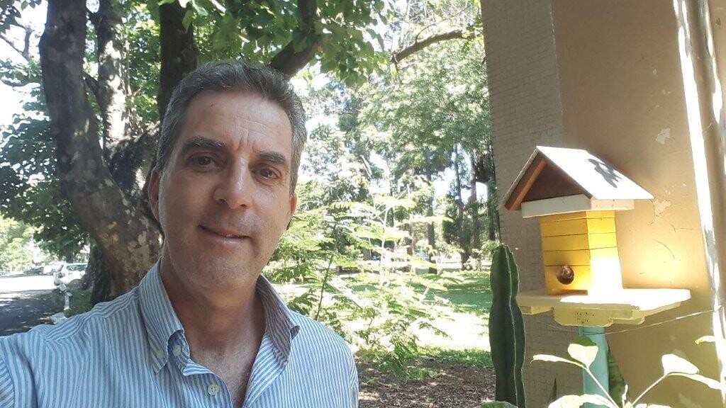Osmar Mosca e colônia de abelha jataí no espaço da Fazendinha Feliz (Foto Divulgação)