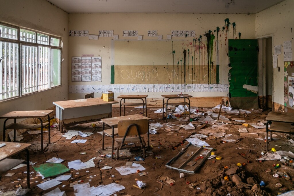 Escola destruída, impacto do rompimento da barragem da Samarco (Foto Isis Medeiros)