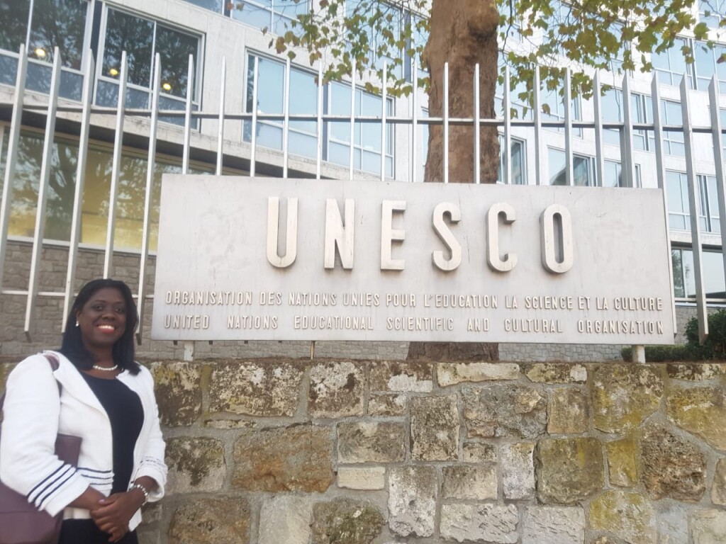 A secretária Jocelaine na sede da Unesco em Paris (Foto Divulgação)